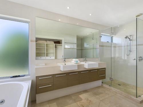 a bathroom with two sinks and a shower at Unit 2 Wai Cocos 215 Gympie Terrace Noosaville in Noosaville