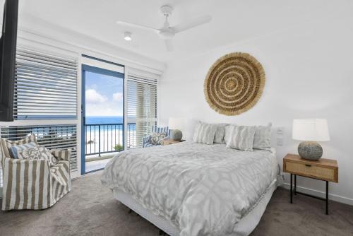 Un dormitorio con una cama y vista al mar. en Unit 5 Vista Pacific 12 14 Bryan Street Sunshine Beach, en Sunshine Beach