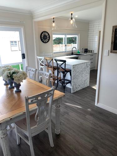 a kitchen and dining room with a table and chairs at Cambridge Cottage - Self Catering Holiday House in Cambridge