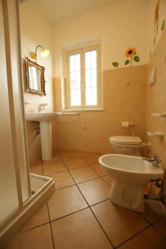 a bathroom with a toilet and a sink at Villa Mimosa Tropea in Ricadi