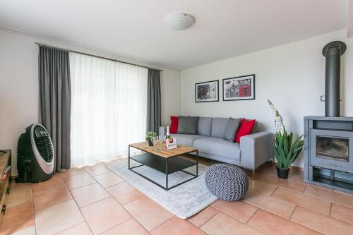 uma sala de estar com um sofá e uma lareira em Spirit Apartments - Balkon mit Seesicht - Parkplatz em Brienz