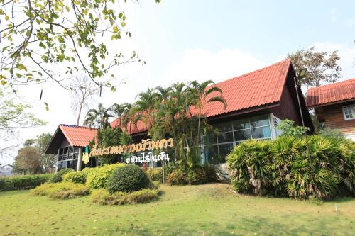 a building with a sign in front of it at banrainaifun in Ban Pong Chang Thaeng