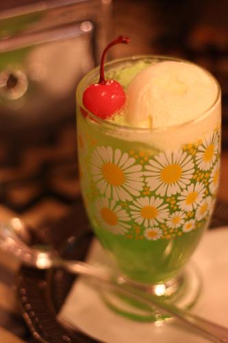 a green glass cup with a cherry in it at Hotel OLDSWING Adult Only in Tokyo