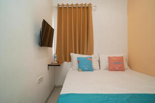 Cama o camas de una habitación en Sans Hotel Kupang Indah Surabaya by RedDoorz