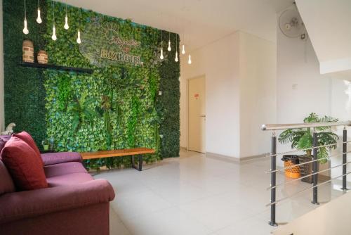 Zona de estar de Sans Hotel Kupang Indah Surabaya by RedDoorz