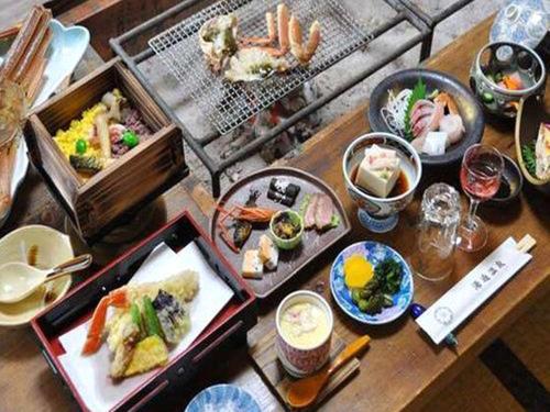 a table topped with different types of sushi and food at 湯迫温泉旅館 in Ōda