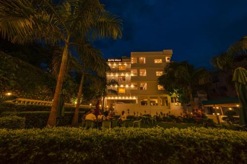 Κήπος έξω από το Hotel Rishikesh Grand by Kool Stays