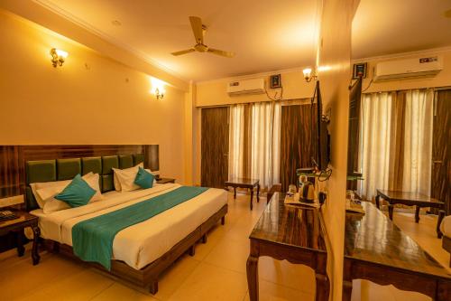 Ένα ή περισσότερα κρεβάτια σε δωμάτιο στο Hotel Rishikesh Grand by Kool Stays