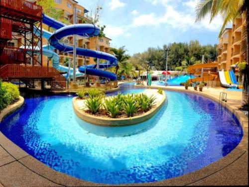 een waterpark met een blauwe waterglijbaan bij Relax At Gold Coast Morib in Banting