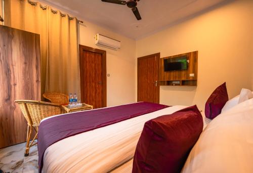 Ένα ή περισσότερα κρεβάτια σε δωμάτιο στο Hotel Rishikesh Grand by Kool Stays