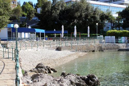 Zdjęcie z galerii obiektu Family friendly apartments with a swimming pool Veprinac, Opatija - 14916 w mieście Veprinac