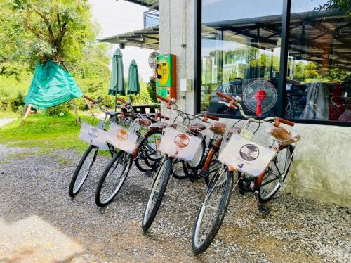 a group of bikes parked outside of a building at บ้านต้นไม้โฮมสเตย์อุทัยธานี in Uthai Thani