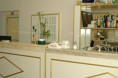 a bathroom counter with a sink and a mirror at Albergo el Rancho in Bevagna