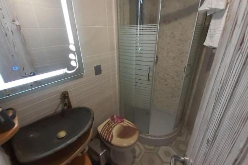 Bilik mandi di Relax Holistic House