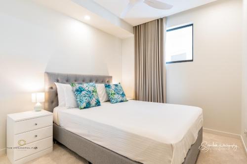 um quarto com uma cama branca e uma janela em RIVERFRONT BREEZE @ The Cosmopolitan Unit10307 em Maroochydore