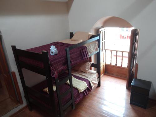 Cama o camas de una habitación en OkiDoki Cusco Hostal