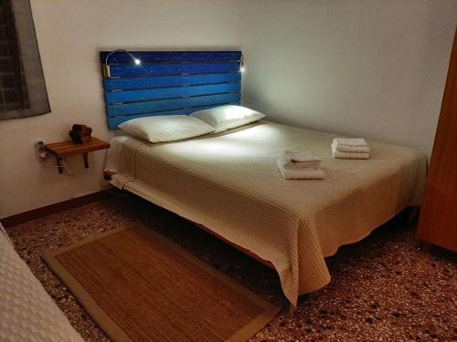 Postel nebo postele na pokoji v ubytování Marly's home - Cycladic house in Imerovigli