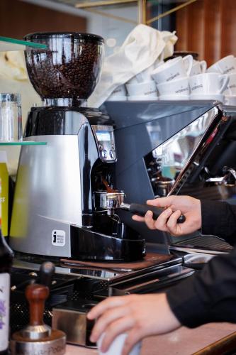 PARKHOTEL Kremsにあるコーヒーまたはお茶