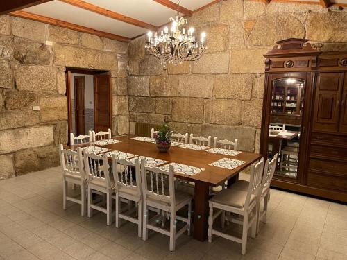 een eetkamer met een houten tafel en stoelen bij VILLA en PLAYA LIMENS in Cangas de Morrazo
