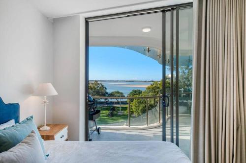 1 dormitorio con cama y vistas al océano en SEASIDE ESCAPE@ The Cosmopolitan Unit 10406, en Maroochydore