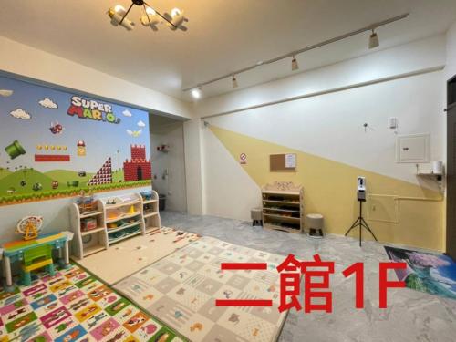 a room with a childs room with a play floor at 芹菜芋頭親子民宿 in Taitung City