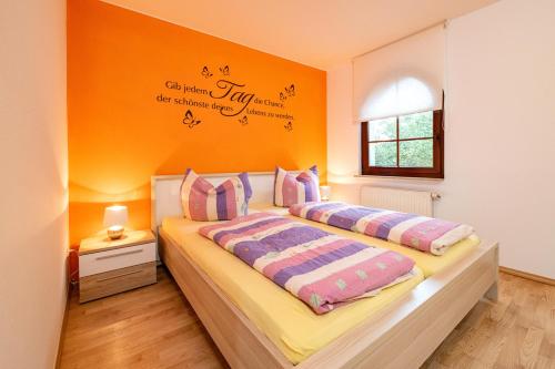 Ένα ή περισσότερα κρεβάτια σε δωμάτιο στο Ferienwohnung Storchennest