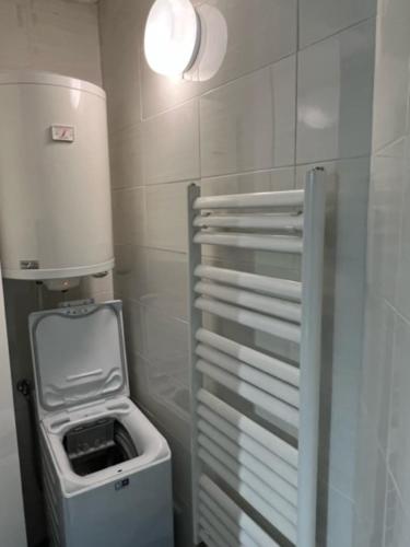 un piccolo bagno con un water e una luce di Vardar a Skopje