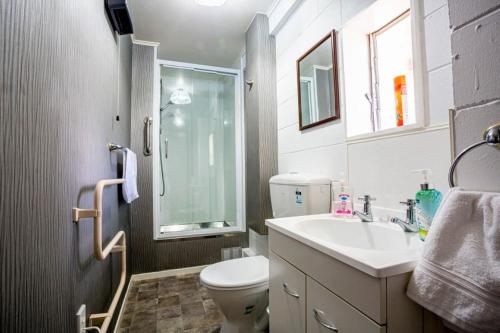 ein Bad mit einem Waschbecken, einem WC und einer Dusche in der Unterkunft Park View 'Home Away From Home' in Feilding