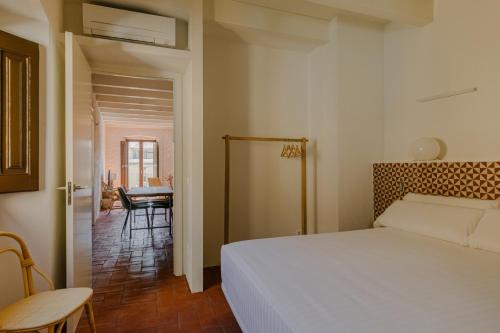 ein Schlafzimmer mit einem Bett und einem Tisch in einem Zimmer in der Unterkunft Flateli Santa Clara 21 in Girona