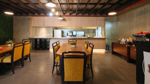 Kuchyň nebo kuchyňský kout v ubytování RedDoorz @ Insular Square Mandaue City