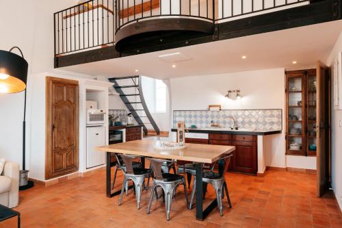 une cuisine avec une table et des chaises en bois dans l'établissement Domaine Perréal Les Gîtes, à Gargas