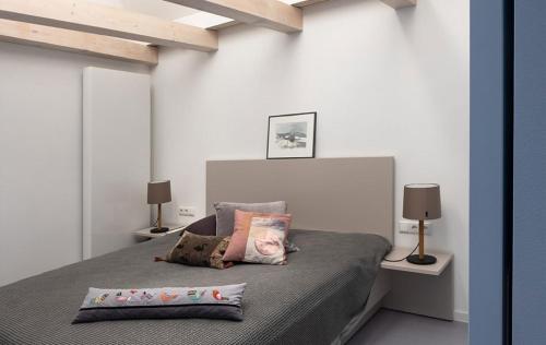 a bedroom with a bed with two night stands and two lamps at Refugium 1744 in Oberscheinfeld