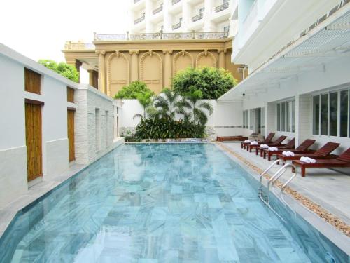 - une piscine au milieu d'un bâtiment dans l'établissement HAYA Sea View Hotel Phu Quoc, à Duong Dong