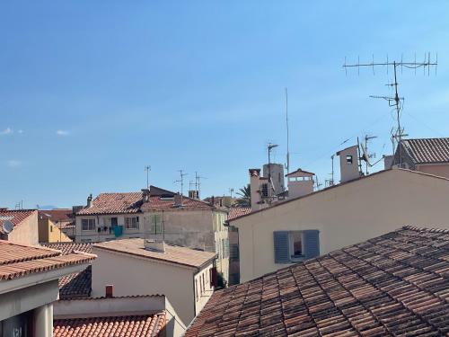 Nice Renting - FERSEN - 2 Rooms Vieil Antibes - AC - Safranier - Big Terrace photo 25