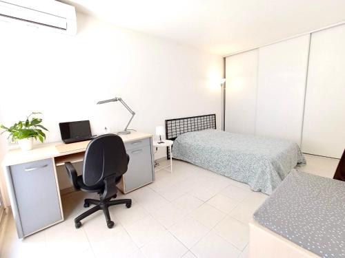 a bedroom with a desk and a bed and a computer at 2P 42m² Terrasse / Piscine / Clim / Plage ! in Juan-les-Pins