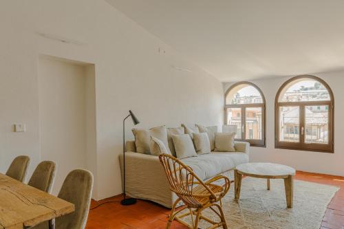 una sala de estar con un sofá y una mesa en Flateli Santa Clara 22, en Girona