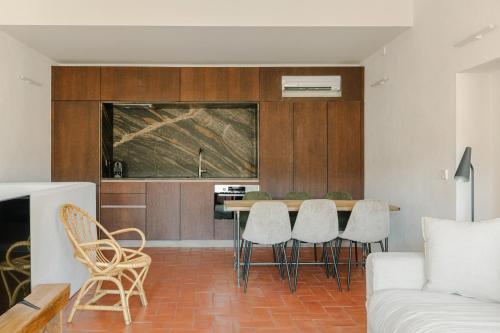 una cucina e un soggiorno con tavolo e sedie di Flateli Santa Clara 22 a Girona
