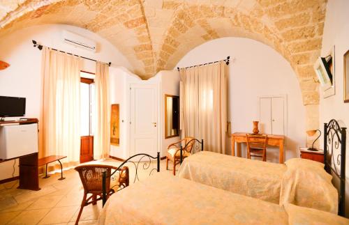 マリッティマにあるTrappitu dei Settimiの天井のあるベッドルーム1室(ベッド2台付)