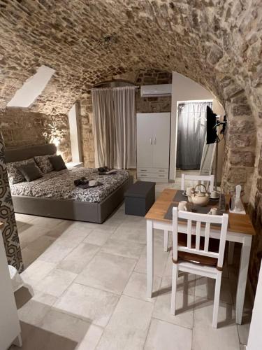 1 dormitorio con 1 cama y 1 mesa en una habitación en La Maison da Francy, en Bitetto