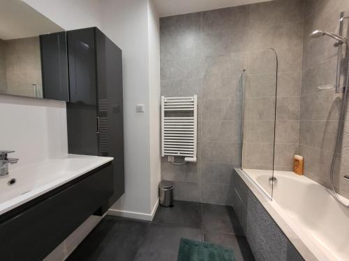 een badkamer met een bad, een wastafel en een douche bij Villa L'Alameda Spa Billard Paris Centre 35min in Verrières-le-Buisson