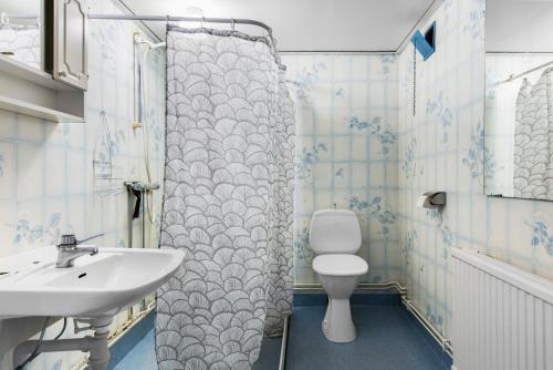 y baño con aseo blanco y lavamanos. en Spacious holiday home in Flattinge, Lagan, 200 m from Lake Flaren, en Vittaryd