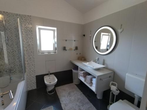 baño con lavabo y espejo en Apartment Chiara en Labin