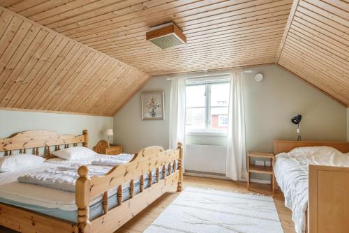 Schlafzimmer im Dachgeschoss mit 2 Betten und einem Fenster in der Unterkunft Lovely holiday home in the village of Flattinge, with a view of lake Flaren in Vittaryd