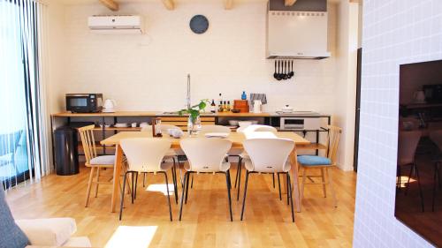 a kitchen and dining room with a table and chairs at The Resort Villa Kochibanta Okinawa in Kudeken