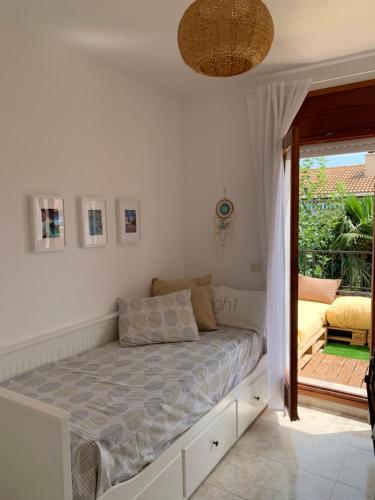 1 dormitorio con 1 cama y puerta que da a un patio en Casa de playa, en Tarragona