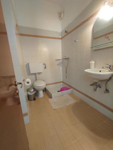 łazienka z toaletą i umywalką w obiekcie Chrysa's Studios w mieście Loutra Edipsou