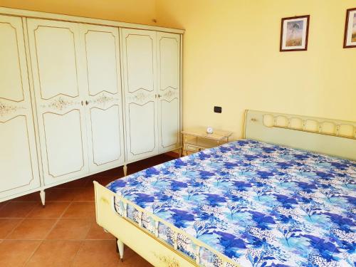 Un dormitorio con una cama azul y blanca en una habitación en Langhe e Roero - Casa da Angela, en Sommariva Perno