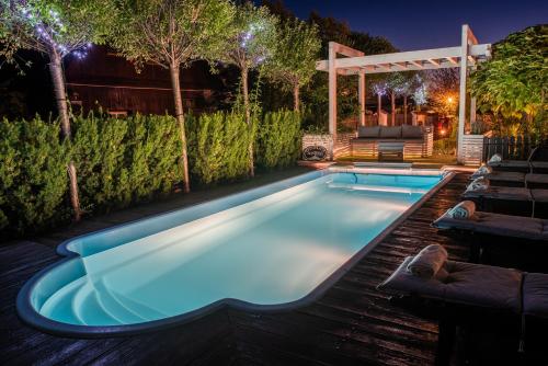 una piscina en un patio trasero por la noche en Austeria Kazimierska, en Kazimierz Dolny