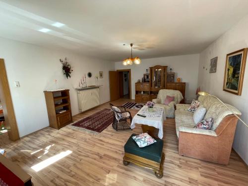 a living room with a couch and a table at Schöne Ferienwohnung in Bahnhofsnähe für Urlaub, Studium oder Arbeit in Deggendorf