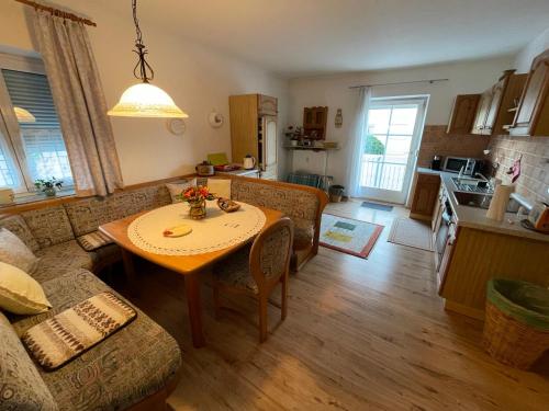 a living room with a table and a couch at Schöne Ferienwohnung in Bahnhofsnähe für Urlaub, Studium oder Arbeit in Deggendorf